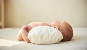 Flacher Hinterkopf beim Baby - Was tun?