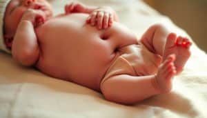 Nabelbruch bei Babys - Was ist ein Nabelbruch? Wann & wie behandeln?